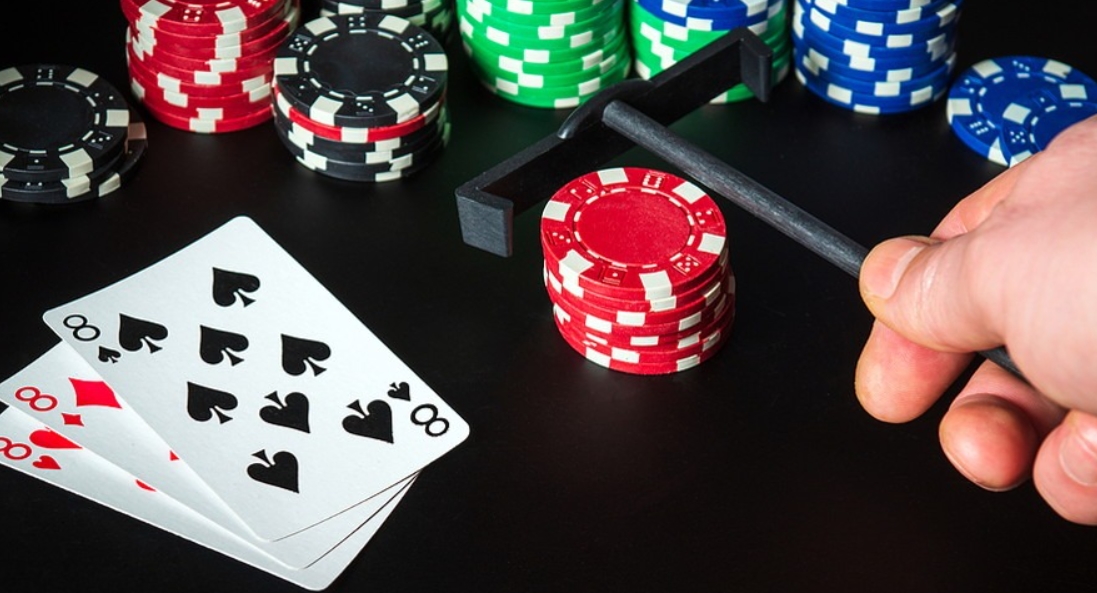 Sự ảnh hưởng của rake trong poker là gì?